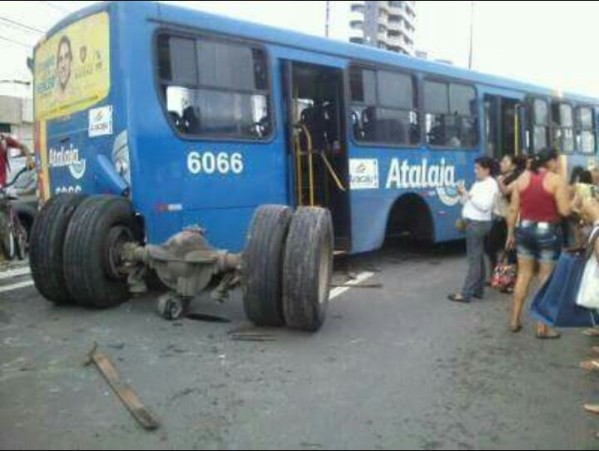 Ônibus da empresa Atalaia quebra e provoca congestionamento na Avenida Beira Mar