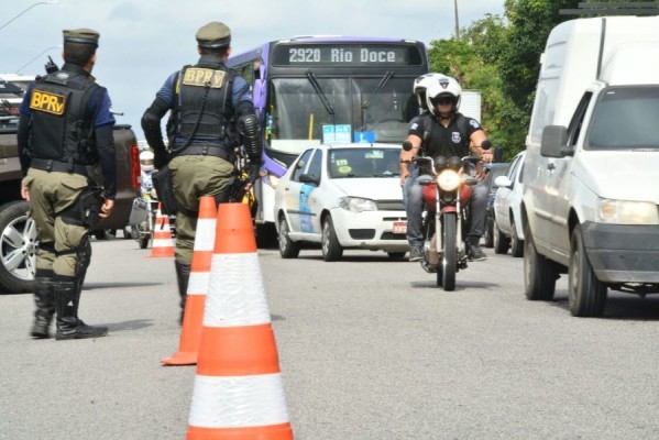 Pernambuco suspende multa por farol apagado a partir desta quarta