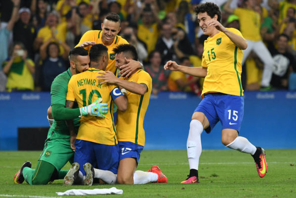  Jogadores do Brasil comemoram gol de Neymar. (Foto:Luiz Acosta/AFP)