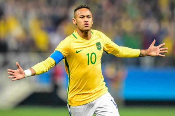 Neymar abriu o caminho para a vitória com um gol de falta (foto: Fernando Dantas/Gazeta Press)