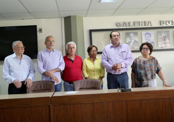 Além de Edvaldo Nogueira estiveram presentes os pró-reitores da universidade, diretores de departamentos e representantes dos campi da instituição, dos hospitais universitários, além de professores. (Foto: Ascom/UFS)
