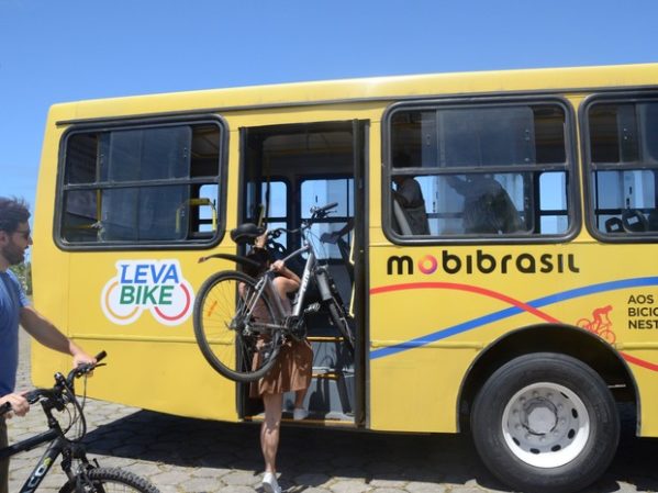 Após entrar no ônibus adaptado, o passageiro deve colocar a bicicleta em um dos suportes instalados dentro do veículo (Foto: Sharon Baptista/Divulgação) 