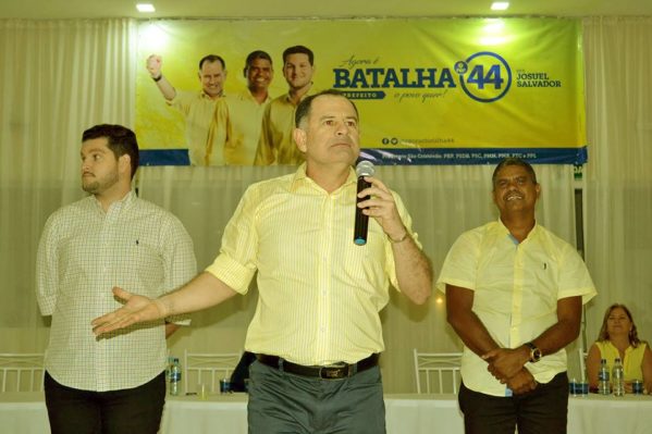 Armando anuncia a retirada das candidaturas de Batalha Neto, a prefeito, e de Josuel Salvador, a vice-prefeito de São Cristóvão. (Foto: reprodução/Neto Batalha)