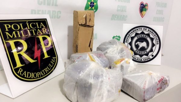 Operação conjunta resulta na apreensão de 5kg de maconha com taxista. (Foto: SSP/SE)