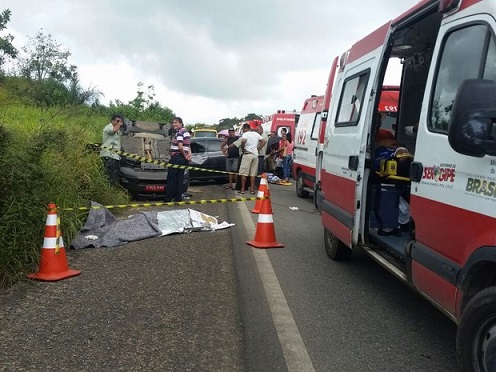 Acidente deixou uma pessoa morta na BR-235 neste sábado (17) (Foto: Kedma Ferr/TV Sergipe)