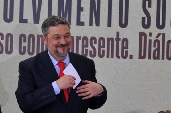 Ex-ministro Palocci é preso em nova fase da Operação Lava Jato. (Foto: R7)