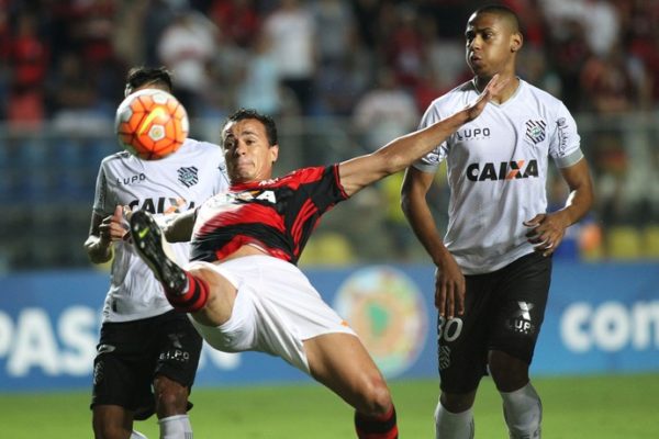 Leandro Damião disputa bola contra o Figueirense (Foto: Gilvan de Souza/Flamengo)