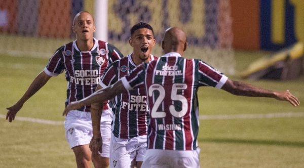 Douglas, no centro, comemora seu primeiro gol pela equipe profissional do Fluminense (Foto: Agência Estado)