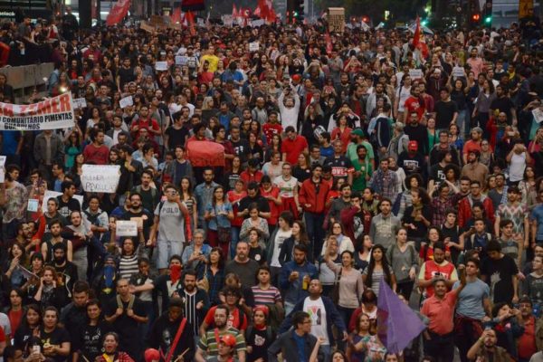 Liderados pela CUT, diversos movimentos sociais de luta por moradia e outros, participam do protesto " Fora Temer " na Avenida Paulista em São Paulo, SP, neste domingo (4). J. Duran Machfee/Futura Press