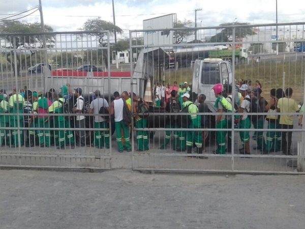 Trabalhadores em manifestação na porta da empresa Cavo (Foto: Divulgação/Assessoria/Cavo)