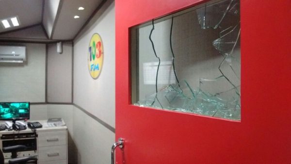 Desconhecidos quebraram o vidro da porta do estúdio e levaram pertences dos funcionários. (Foto: Redes Sociais)