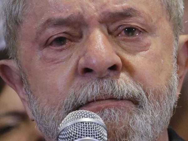 O ex-presidente Luiz Inácio Lula da Silva chora durante discurso sobre a denúncia do MPF contra ele e sua esposa Marisa Letícia por crimes de corrupção, em SP (Foto: Nelson Antoine/FramePhoto/Estadão Conteúdo)