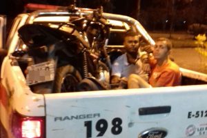 PM apreende duas armas de fogo e recupera motocicleta roubada com dupla de assaltantes em Simão Dias. (Foto: PM/SE)