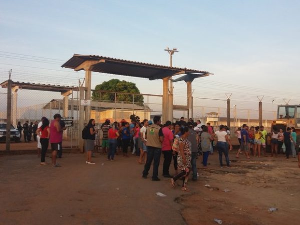 Familiares dos presos que estavam dentro da unidade sairam durante a confusão (Foto: Valéria Oliveira / G1)