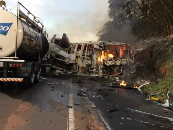 Acidente em Cafezal do Sul, no noroeste do Paraná, matou ao menos vinte pessoas. (Foto: Divulgação/PRE)