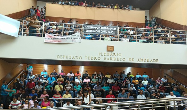 Representantes da Polícia Militar e Bombeiros ocupam as galarias da Assembleia Legislativa. (Foto: Marcos Menezes)