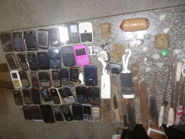 Mais de 40 celulares foram encontrados durante revista (Foto: Divulgação/Assessoria/Sindpen)