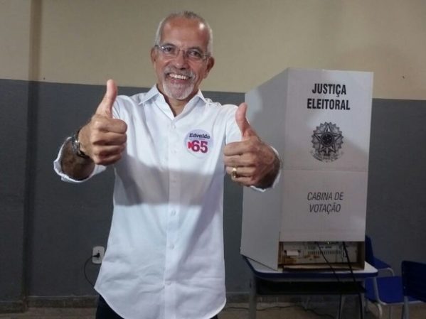 Candidato a prefeito, Edvaldo Nogueira (PCdoB), votou por volta das 9h deste domingo (30) (Foto: Kedma Ferr/TV Sergipe)