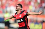 Flamengo faz 3 a 0 sobre o Santa Cruz e mantém caça ao líder Palmeiras