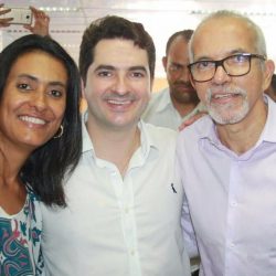 Gustinho Ribeiro com Eliane Aquino e Edvaldo Nogueira. (Foto: ascom)