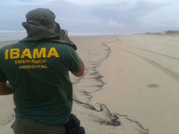 Óleo atingiu 30 km de praia no Litoral Sul de Sergipe .(Foto: Assessoria/IBAMA)