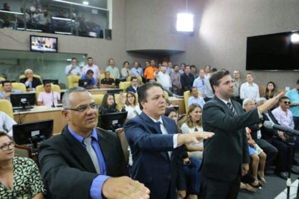 A posse, comandada pelo presidente da CMA, vereador Vinicius Porto (DEM) ocorreu no plenário da Câmara Municipal