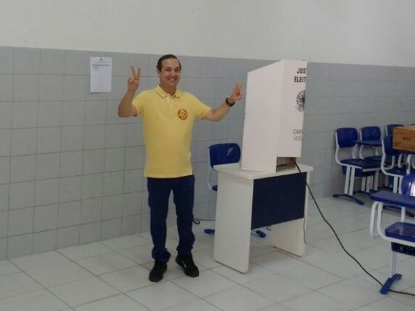 Candidato Valadares Filho (PSB) votou por volta das 10h30 deste domingo (30) (Foto: Felipe de Pádua/TV Sergipe)