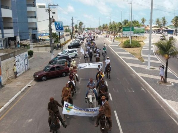 Manifestantes na Avenida Santos Dumont, na Orla da Atalaia, em Aracaju (Foto: Lays Rocha/TV Sergipe)