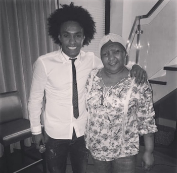 Willian posta foto com dona Zezé para homenagear a mãe (Foto: Reprodução / Instagram)