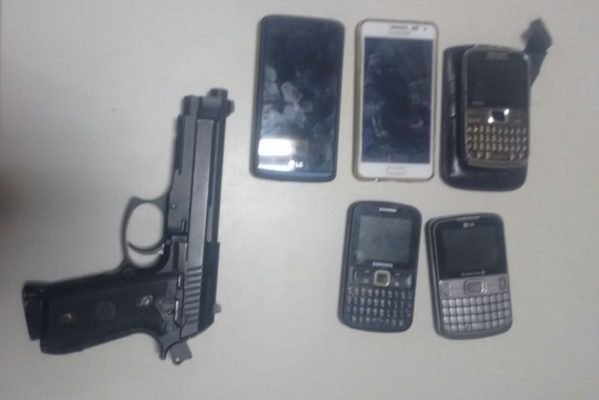 Com a dupla a polícia apreendeu diversos aparelhos celulares. (Foto: PM/SE)