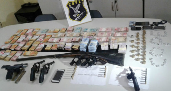  Além da prisão dos seis homens, a polícia apreendeu sete armas de fogo e parte do dinheiro roubado