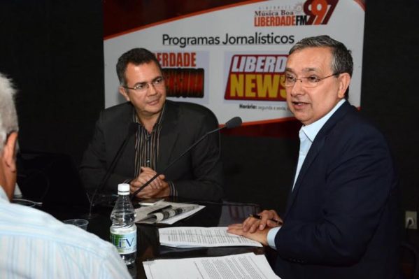 Eduardo Amorim (PSC-SE) concedeu entrevista ao radialista Marcos Aurélio, na Rádio Liberdade FM 99,7. (Foto: Mário Sousa)