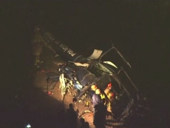 Perícia trabalha em helicóptero que caiu na Zona Oeste do Rio (Foto: Reprodução/ TV Globo)