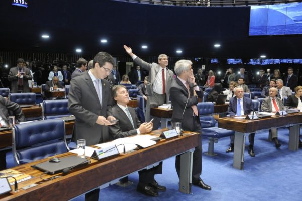 Proposta do teto de gastos é aprovada no Senado em dia de protestos em Brasília