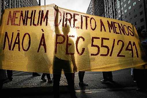 Manifestantes protestaram contra o teto dos gastos, tema mais "abstrato" do que a reforma da Previdência.(Foto: Julia Chaib)