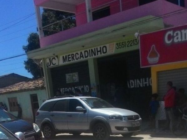 Parte de carga roubada foi encontrada em mercadinho localizado na Vila Matias, em Penedo. (Foto: Aqui Acontece)