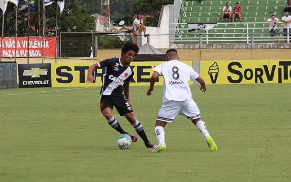 Douglas Luiz deu trabalho aos defensores do Bragantino - Foto: Nelson. (Costa/Vasco.com.br)