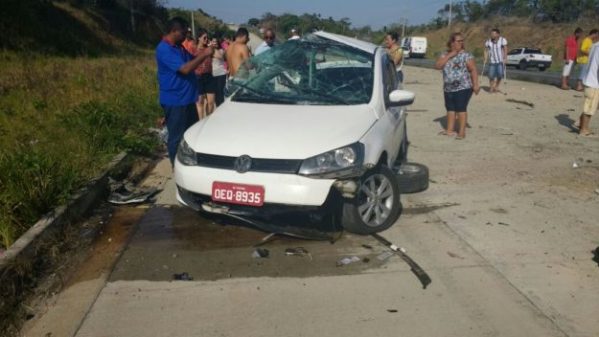 O motorista do taxi e quatro passageiras morreram no local do acidente. (Foto: Eli Augusto)