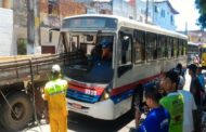 Colisão entre ônibus e caminhão deixa feridos na capital