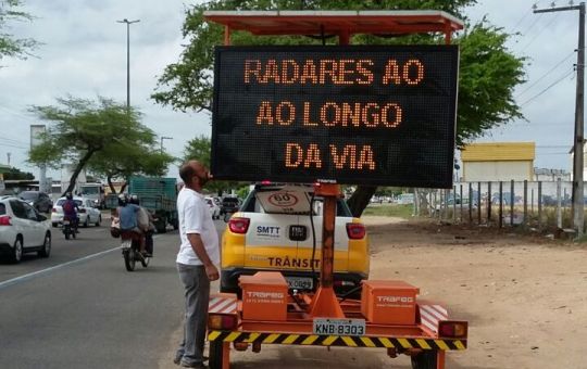 Placa informa que via possui radar na via (Foto: Divulgação/SMTT-Aracaju)