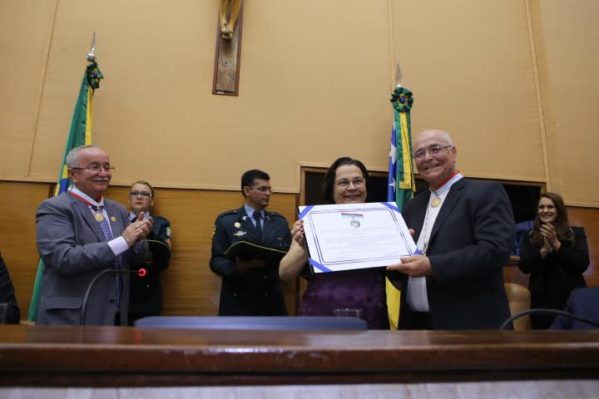 Dom Lessa e Dom Mário Rino recebem Medalha na Alese. (Foto: César de Oliveira/Alese)