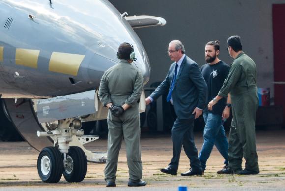 O ex-presidente da Câmara Eduardo Cunha embarca para Curitiba após ser preso pela PF Arquivo/Agência Brasil