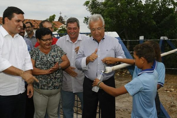 Governador realizou entrega de sistemas simplificados de abastecimento de água em Araticum, Encruzilhada e Curral dos Bois nesta segunda-feira (19). (Foto: Victor Ribeiro)