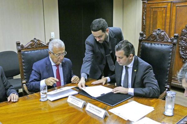 Em reunião com ministro dos Transportes, com diretores do DNIT e da Infraero, Jackson Barreto também tratou da retomada das obras na BR-101 e conclusão de ampliação da pista do aeroporto Santa Maria. (Foto: Roque Sá)