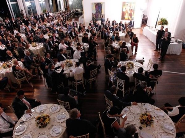 Segundo o Palácio do Planalto, o banquete oferecido aos deputados reuniu cerca de 300 convidados. (Foto: Reprodução / Twitter do Palácio do Planalto)
