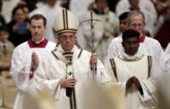 Na Missa do Galo, Papa Francisco critica o materialismo e faz apelo por crianças refugiadas