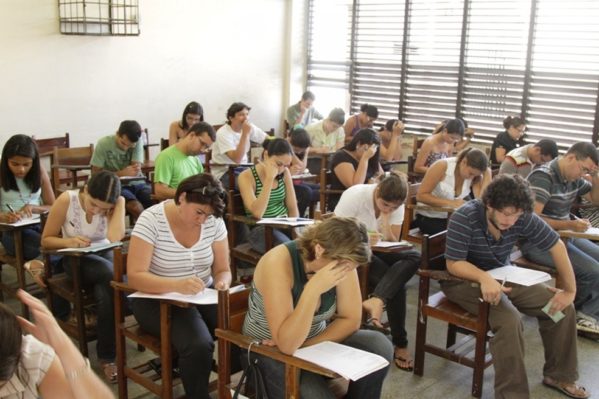 Candidatos fazem provas de concurso público (Foto: Biné Morais/O Estado)