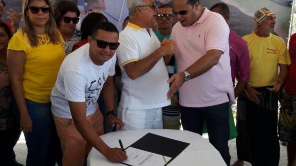 Vereadores e diversas lideranças assinaram como testemunhas do ato( Foto: Orácio Oliveira) 