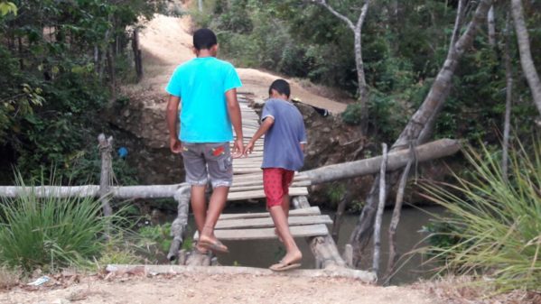 Para ter a acesso a comunidade população tem que passar pela ponte improvisada. (Foto: Orácio Oliveira/SE Notícias)