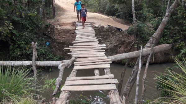  A ponte improvisasa é utilizada pela comunidade do Assentamento Caritá, zona rural de São Cristóvão, região metropolitana de Aracaju (SE), e faz a ligação com o povoado Camboatá. (Foto: Orácio Oliveira/SE Notícias)